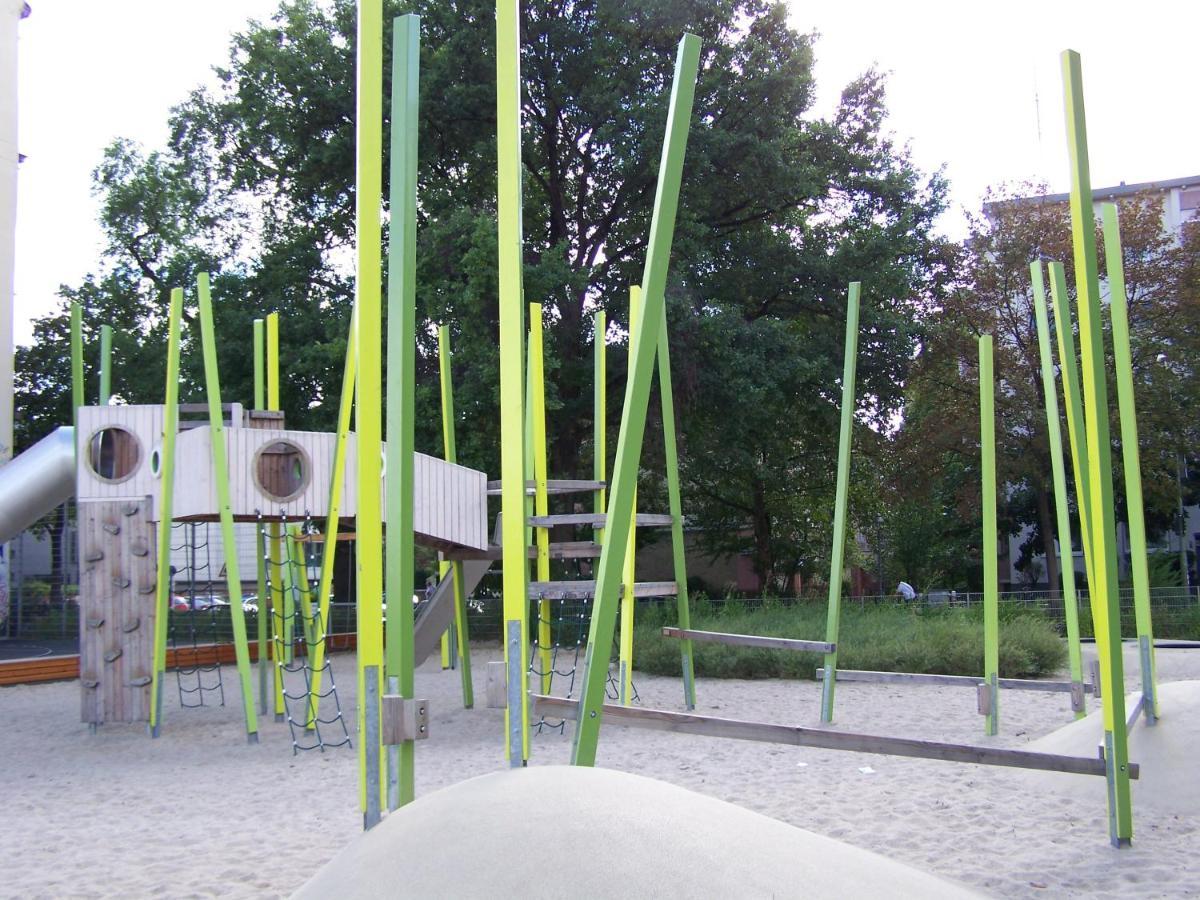 Courtyard Apartment Berlino Esterno foto